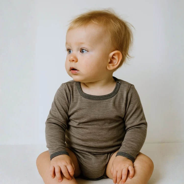 Glueckskind_body_muskat_baby_merinowolle_seide_8eec77c0-d79c-4522-aad4-acd29fdd6e8e.webp