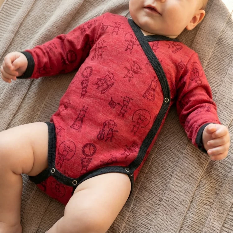 Glueckskind_wickelbody_himbeere_geisslein_merinowolle_Seide1.webp
