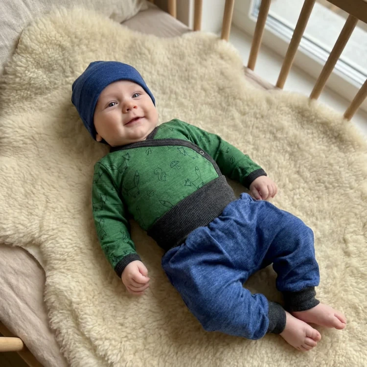 glueckskind_wickelbody_merinowoole_Seide_waldgruen.webp