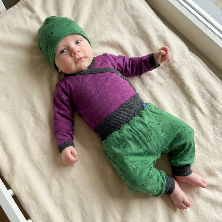 glueckskind_wickelbody_zwetschke_merinowolle_Seide1.webp