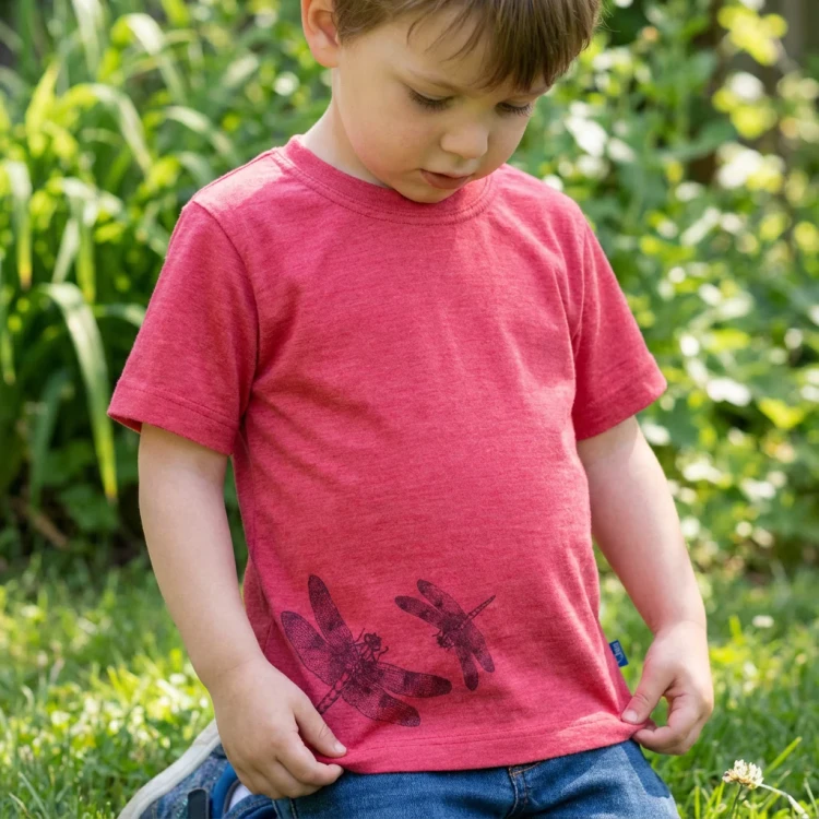 glueckskind_t-shirt_merinowolle_seide_libelle_himbeere — kopia.webp
