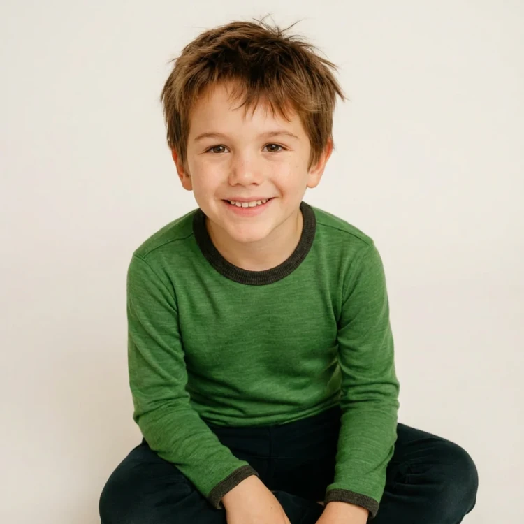 Glueckskind_shirt_waldgruen_merinowolle_Seide1.webp