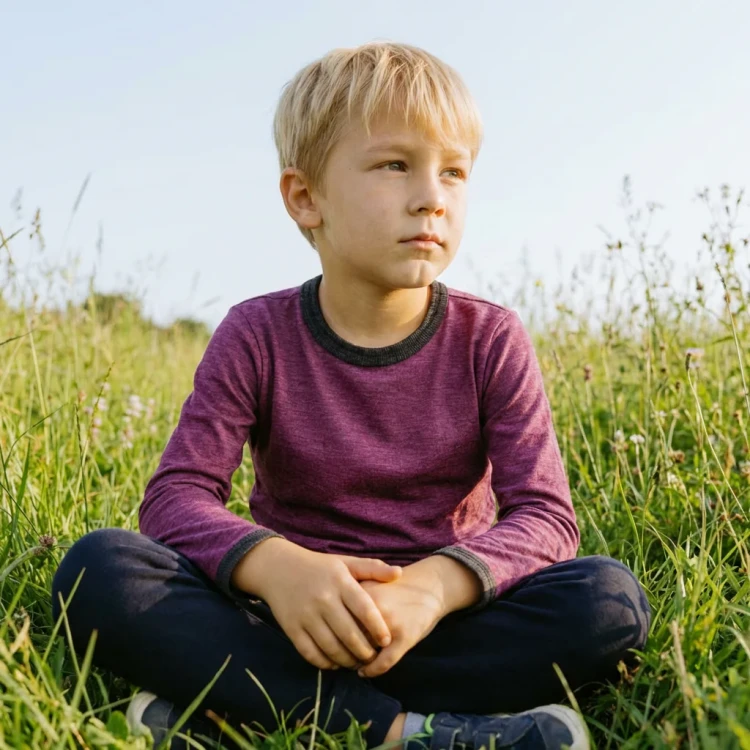 Glueckskind_shirt_zwetschke_merinowolle_seide1_4ee939c0-6a4b-46ce-bf14-8c1550dd2301.webp